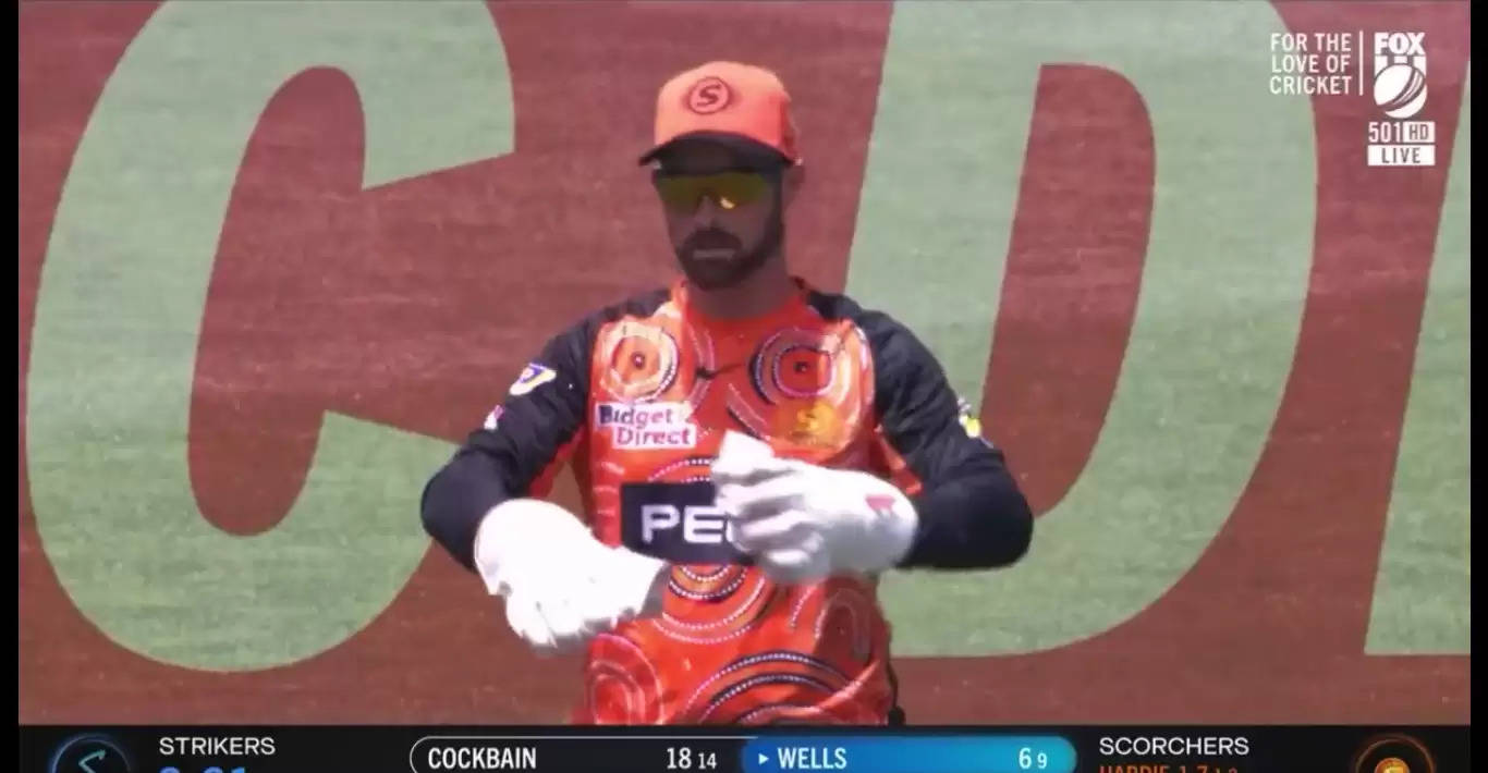 Wicket-keeper drinking coffee in street called up as substitute in BBL