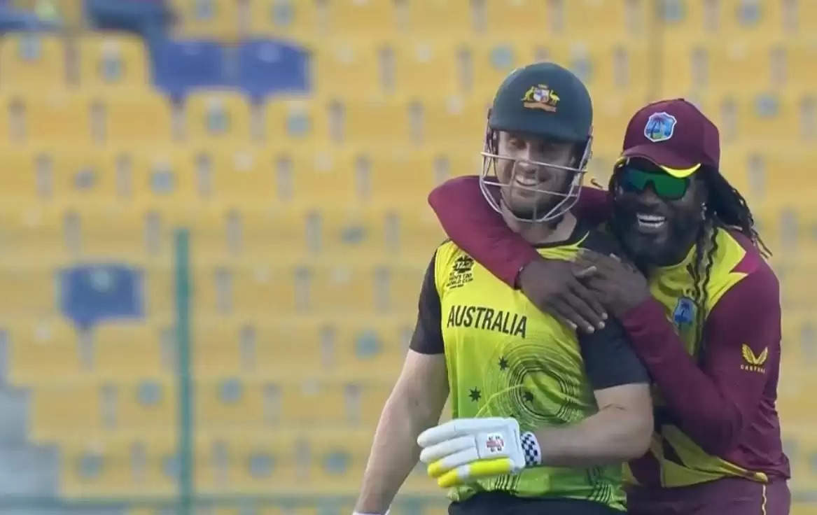 WATCH: Gayle gets rid of Mitchell Marsh, goes over and gives him a hug to celebrate