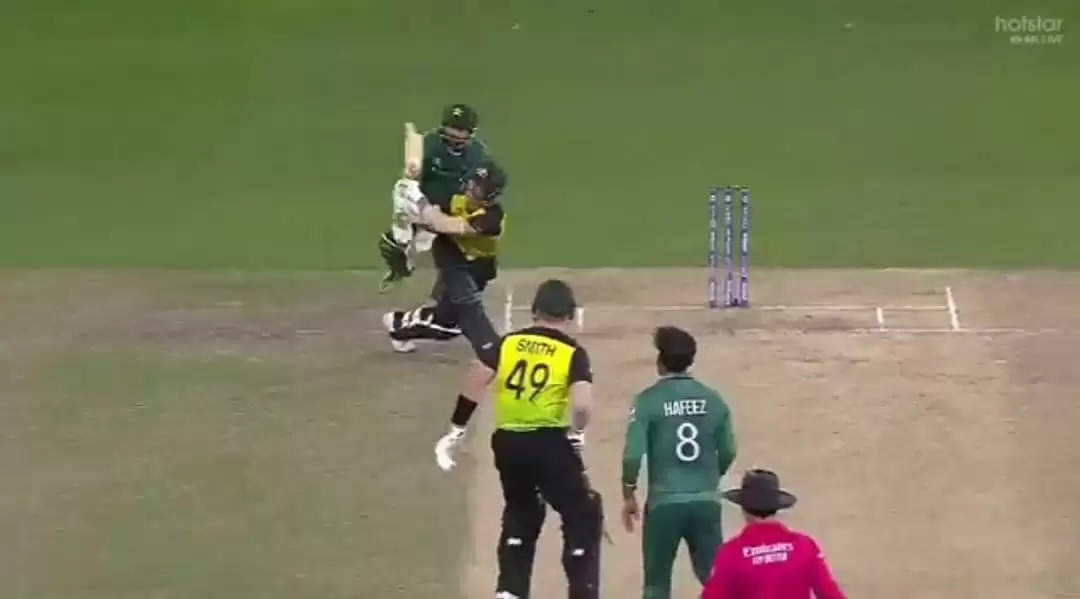 WATCH: Warner clubs two-bounce ball from Hafeez for massive six from outside pitch