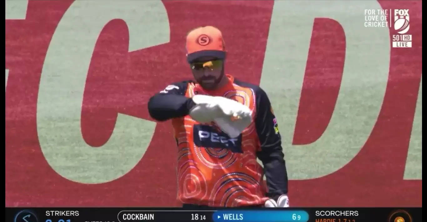 Wicket-keeper drinking coffee in street called up as substitute in BBL