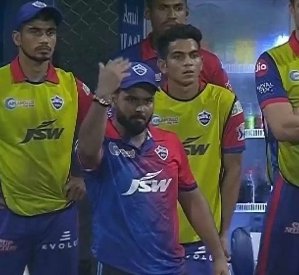 Angst over a non no-ball call, Rishabh Pant asked his players to return. 