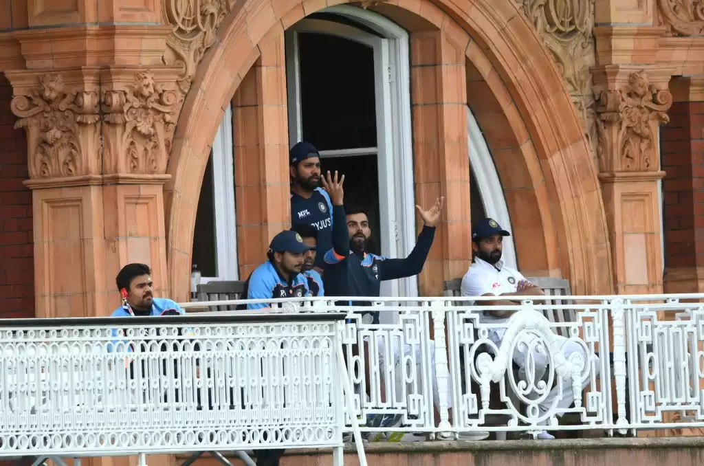 WATCH: Kohli, Rohit question bad light; Umpires stop play immediately