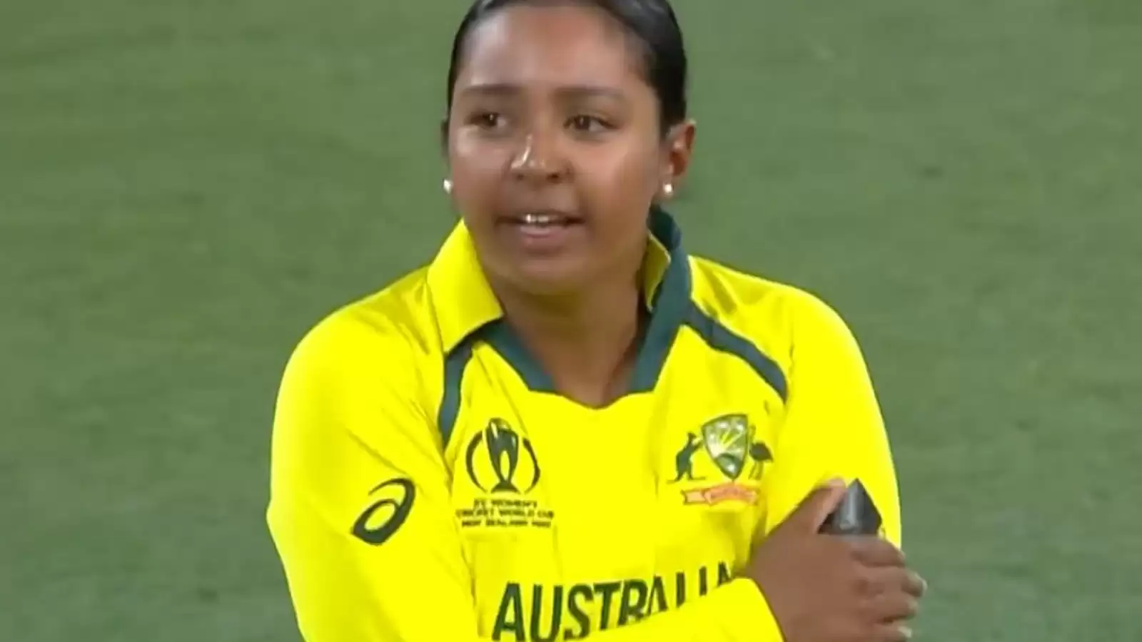 WATCH: Tribute to Shane Warne in the Women’s WC: Alana Kings bowls a ripper; taps armband in tribute