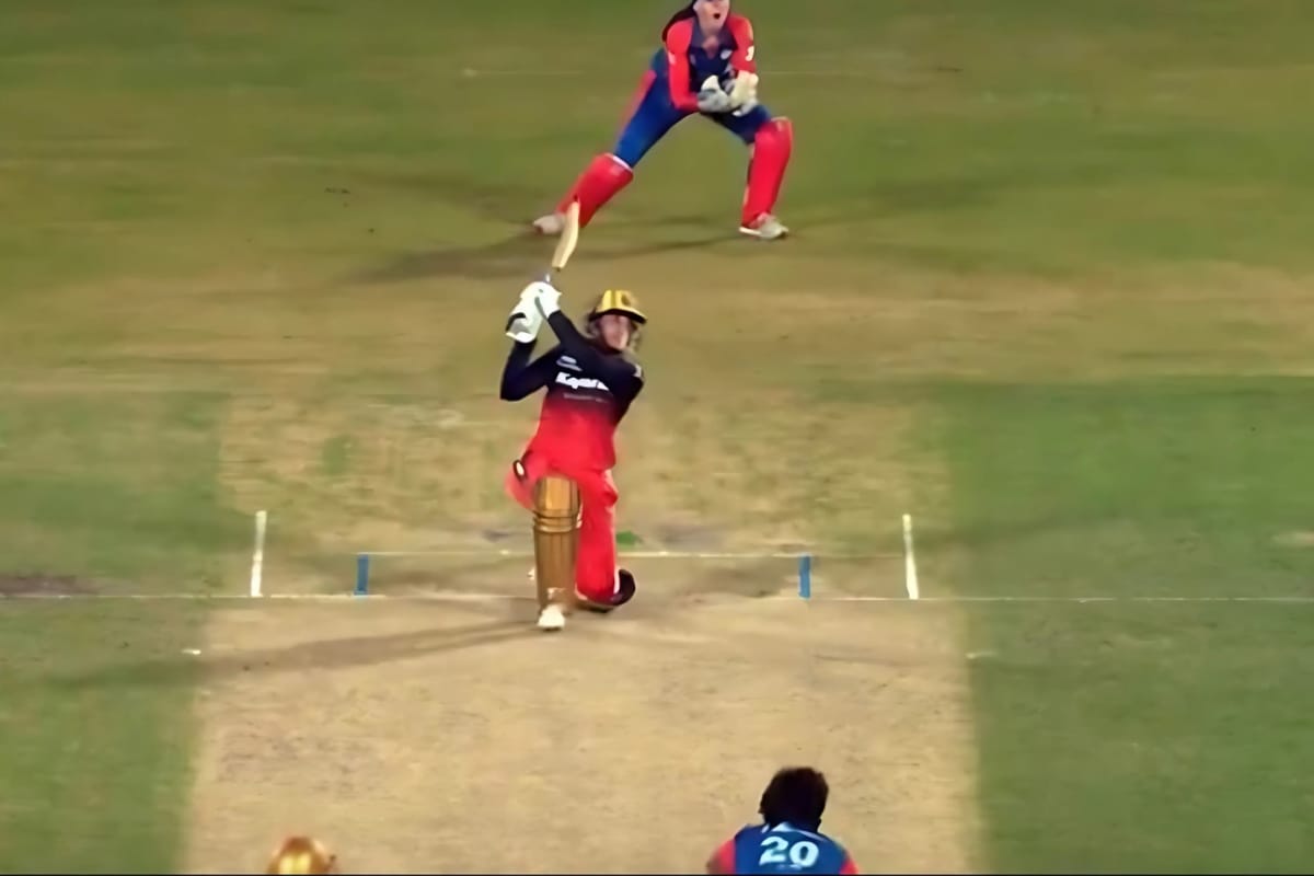 Smriti Mandhana six cover drive RCB Delhi Capitals WPL 2025