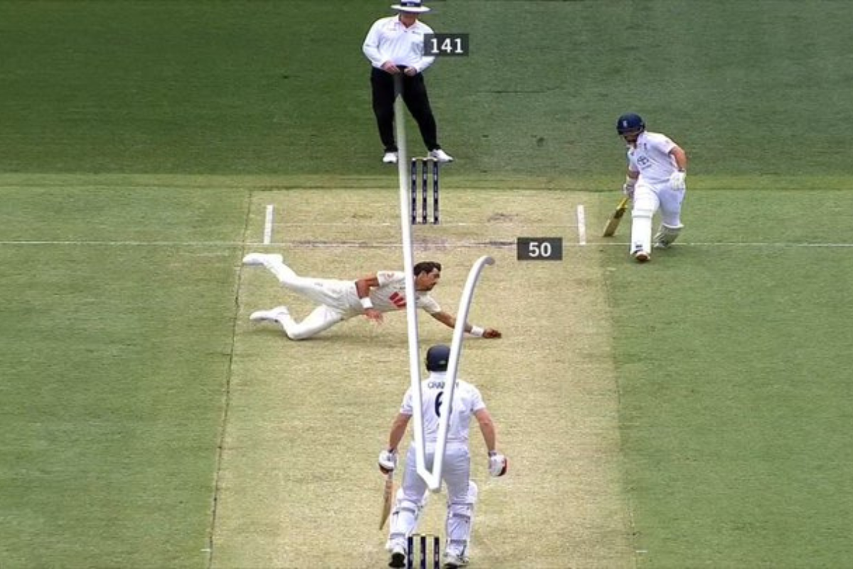 Mitchell Starc Takes Magnificent Diving Catch off His Own Bowling To Dismiss Zak Crawley for a Pair in 1st Ashes 2025 Test [WATCH]