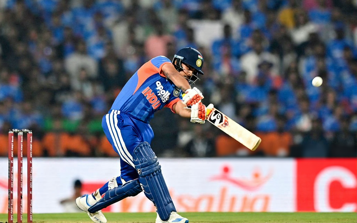 Ishan Kishan Does a Rishabh Pant; Bat Flies off India Star’s Hands in IND vs NZ 2nd T20I [WATCH]
