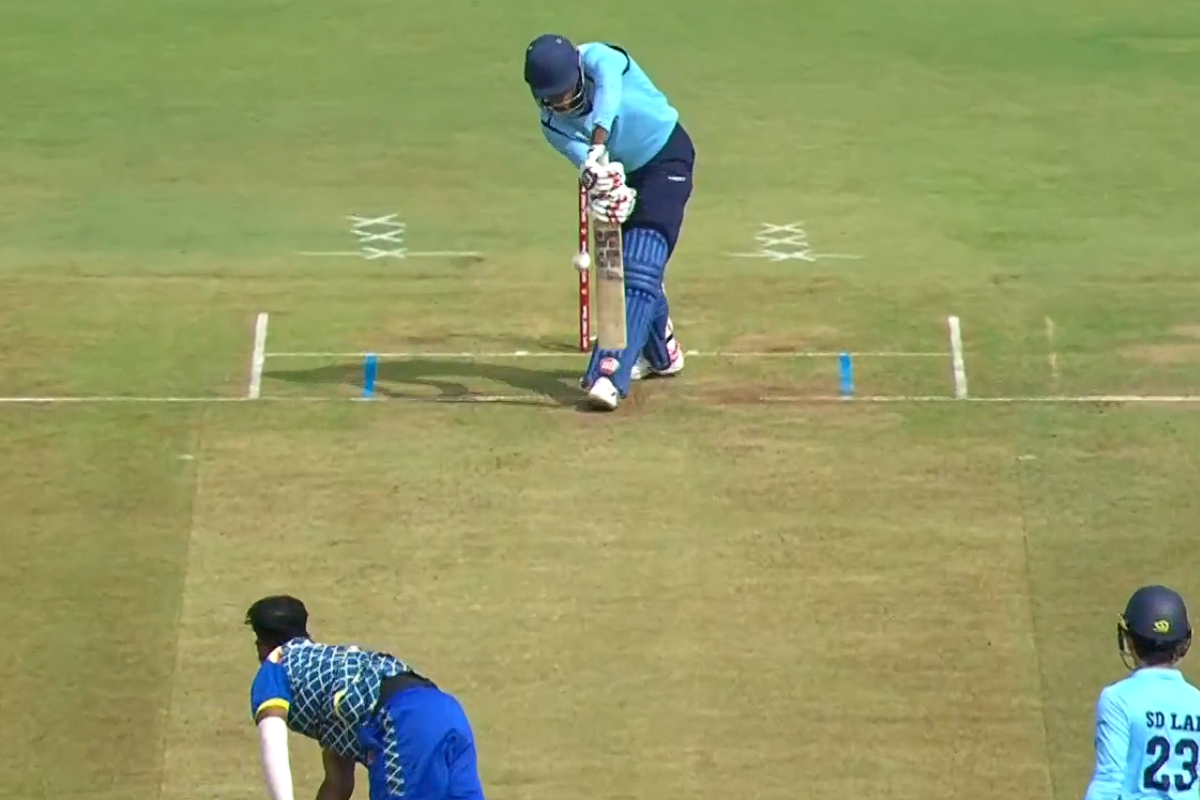 Punjab Kings Pacer Castles KKR Star After Boundary Onslaught in MUM vs KAR Vijay Hazare Trophy 2025-26 Quarter-final [WATCH]