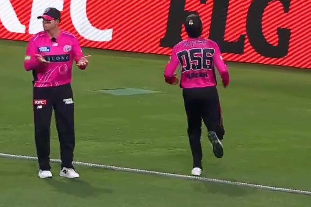 Fielding Mix-Up with Babar Azam Leaves Steve Smith Frustrated in BBL 2025-26 Sydney Smash 